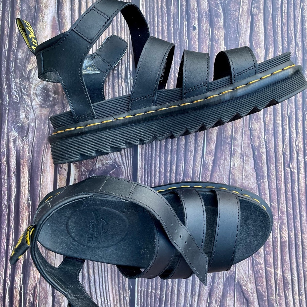 DR. MARTENS
BLAIRE Hydro Leather STRAP SANDAL Women US size 9